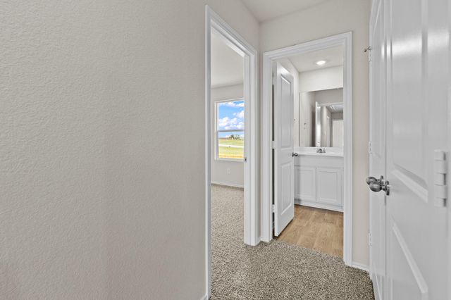 2121 Windflower LN, Luling, TX 78648