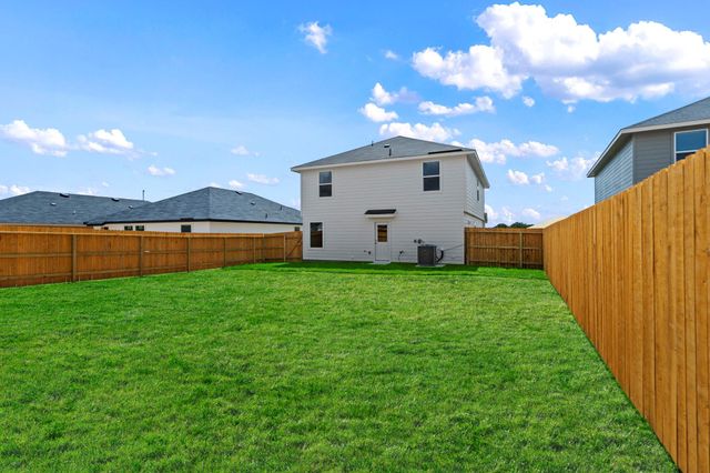 2121 Windflower LN, Luling, TX 78648