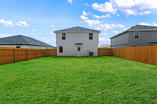 2121 Windflower LN, Luling, TX 78648