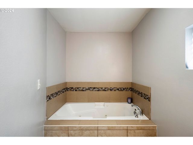 803 ELIZABETH St, Kelso, WA 98626