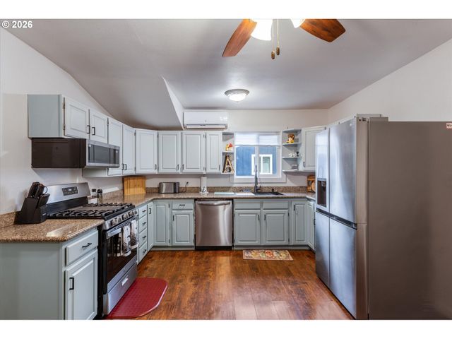 803 ELIZABETH St, Kelso, WA 98626