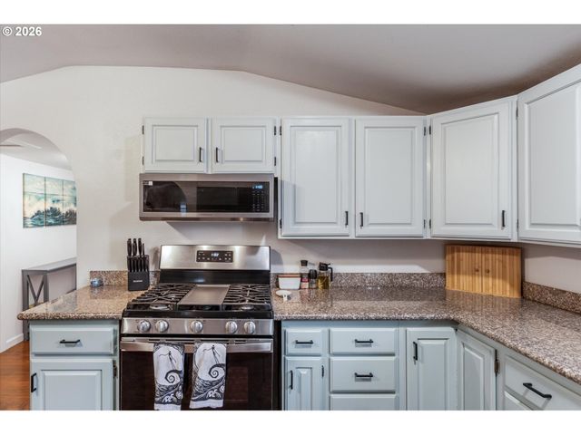 803 ELIZABETH St, Kelso, WA 98626