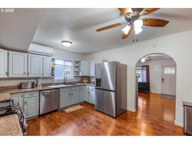 803 ELIZABETH St, Kelso, WA 98626