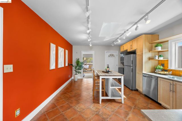 6100 Majestic Ave, Oakland, CA 94605