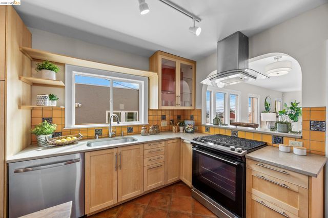 6100 Majestic Ave, Oakland, CA 94605