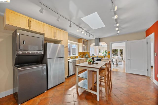 6100 Majestic Ave, Oakland, CA 94605