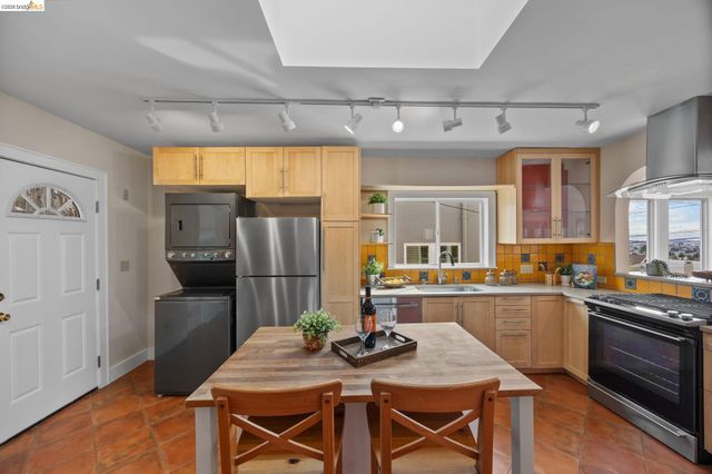 6100 Majestic Ave, Oakland, CA 94605