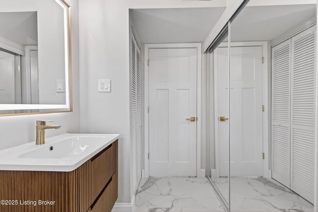 1217 Afterglow Ct, Louisville, KY 40214