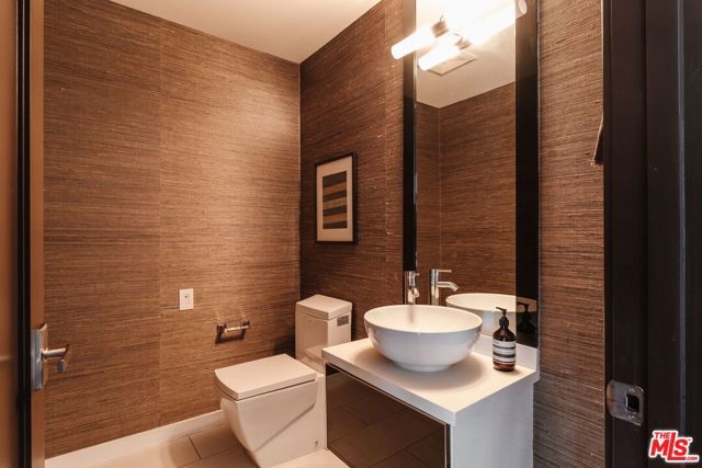 812 N Croft Avenue 301, West Hollywood, CA 90069