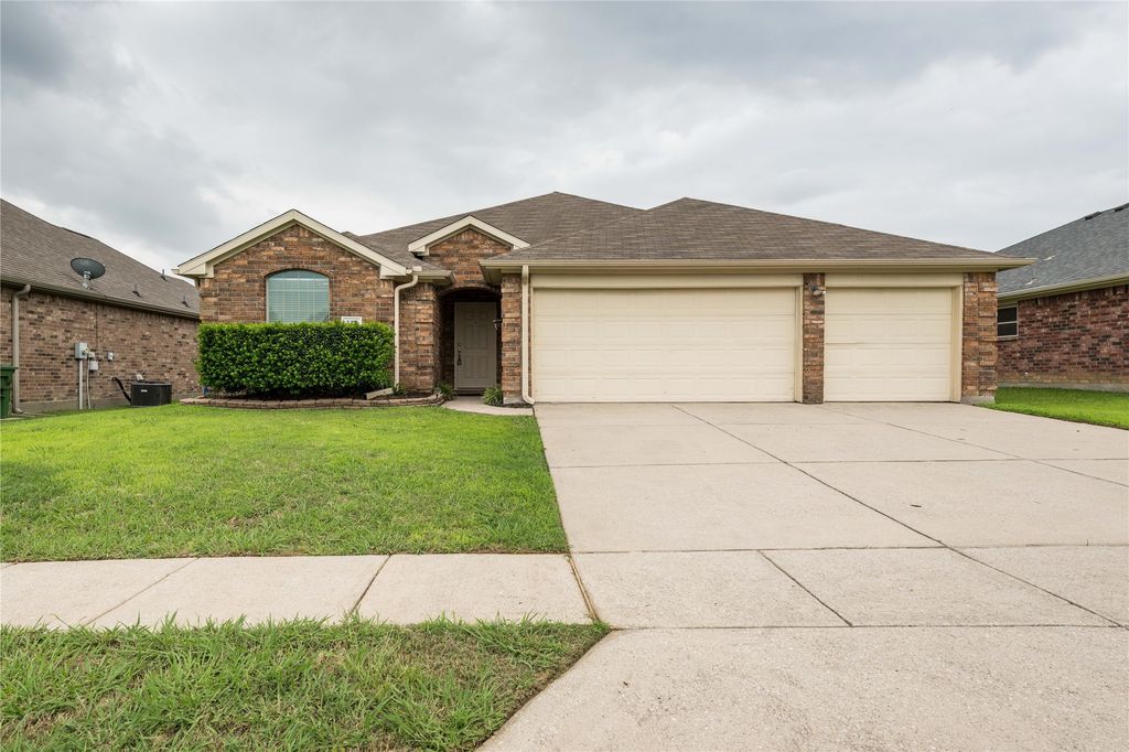 329 Valley Drive, Aubrey, TX 76227