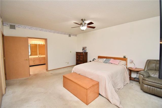 17800 E Bolger Road 101, Independence, MO 64055