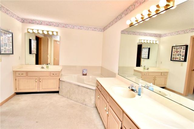 17800 E Bolger Road 101, Independence, MO 64055
