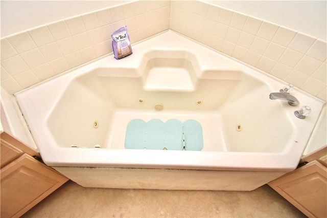 17800 E Bolger Road 101, Independence, MO 64055