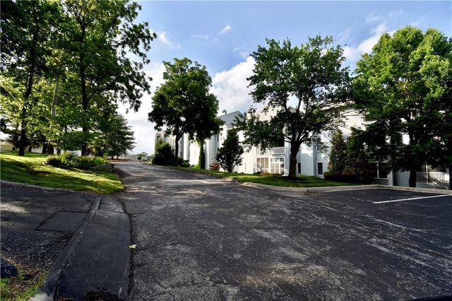 17800 E Bolger Road 101, Independence, MO 64055
