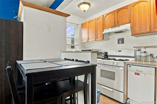 21 Bond Street 3J, Great Neck, NY 11021