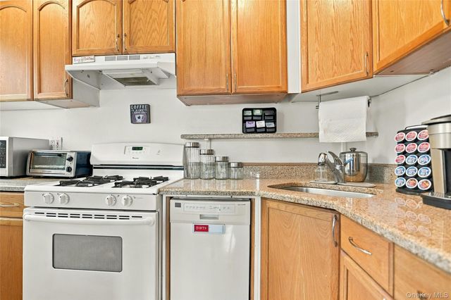 21 Bond Street 3J, Great Neck, NY 11021