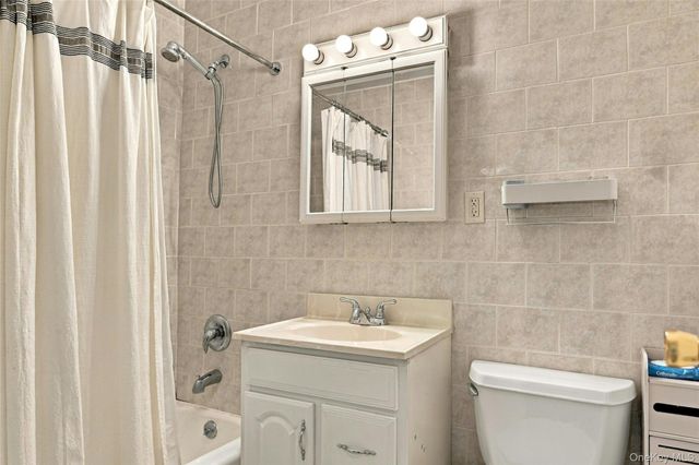 21 Bond Street 3J, Great Neck, NY 11021