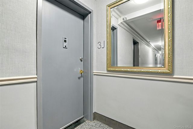 21 Bond Street 3J, Great Neck, NY 11021