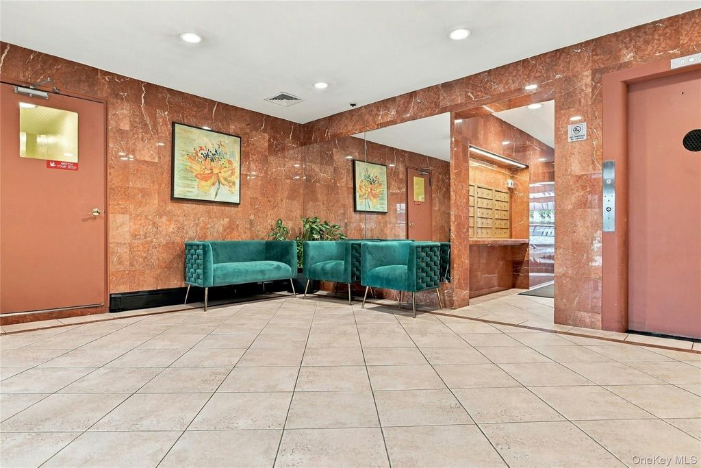 21 Bond Street 3J, Great Neck, NY 11021 — photo 3