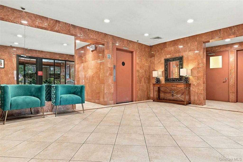 21 Bond Street 3J, Great Neck, NY 11021 — photo 4