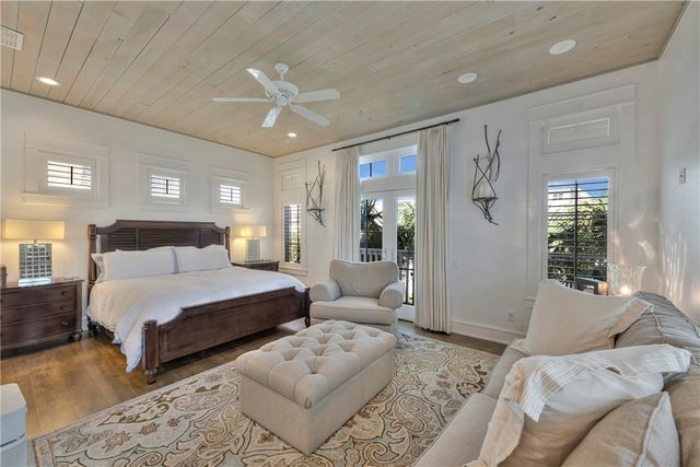 220 Seaside Dr, Port Aransas, TX 78373