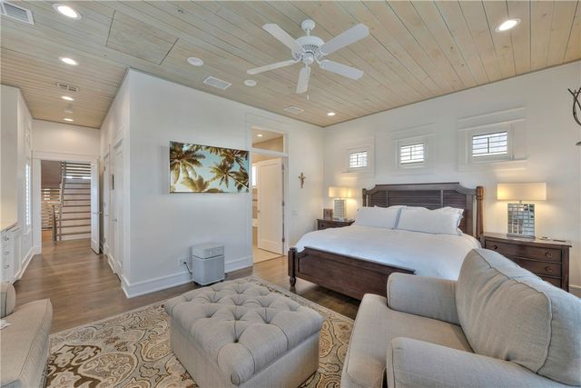 220 Seaside Dr, Port Aransas, TX 78373