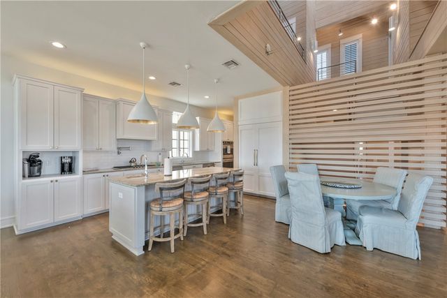 220 Seaside Dr, Port Aransas, TX 78373