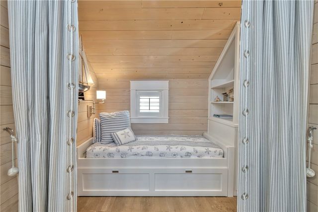 220 Seaside Dr, Port Aransas, TX 78373