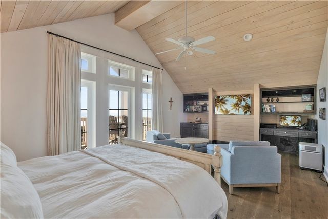 220 Seaside Dr, Port Aransas, TX 78373