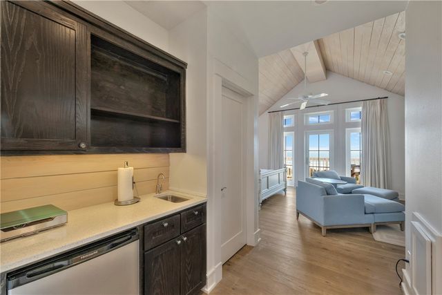 220 Seaside Dr, Port Aransas, TX 78373