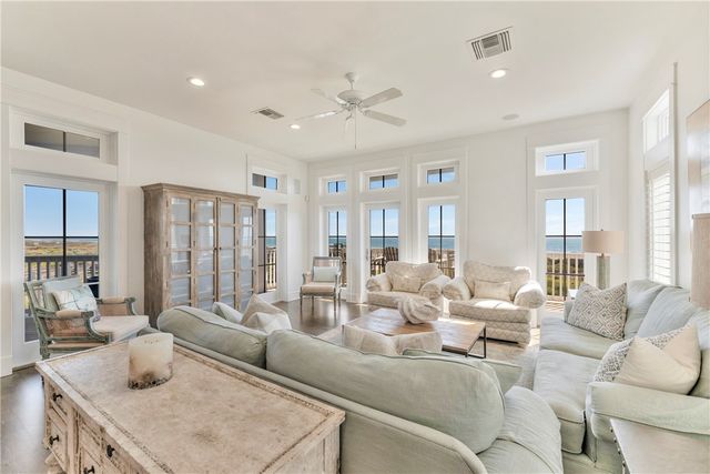 220 Seaside Dr, Port Aransas, TX 78373