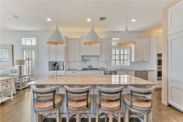 220 Seaside Dr, Port Aransas, TX 78373