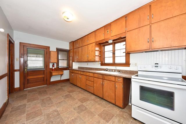 451 W Kilbourn AVENUE, West Bend, WI 53095