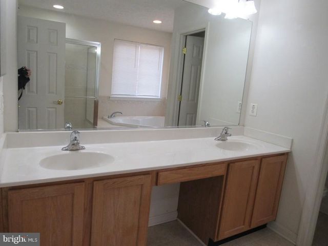 650 CLYDESDALE DR, York, PA 17402