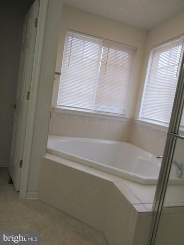 650 CLYDESDALE DR, York, PA 17402