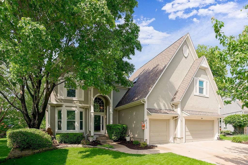 8215 W 129th Terrace, Overland Park, KS 66213