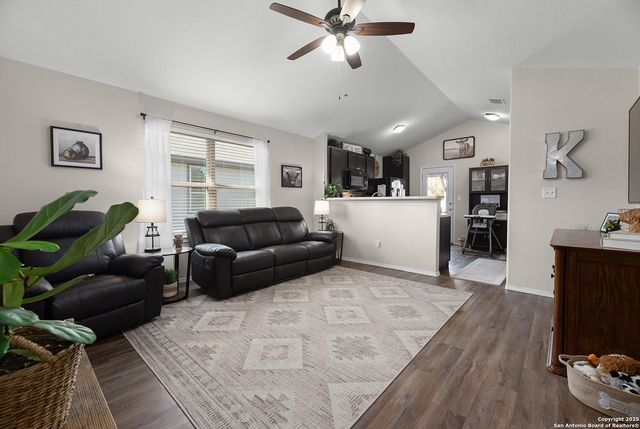 2204 Darst, Seguin, TX 78155