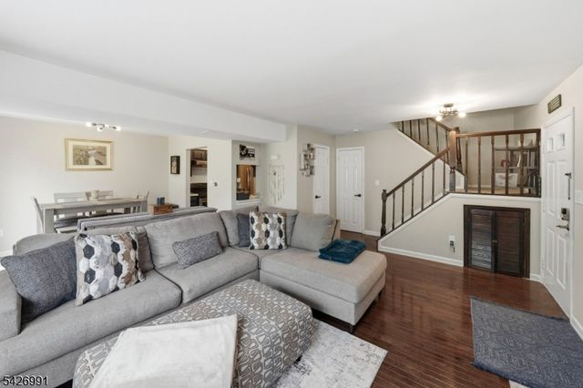 95 Almond Dr, Franklin Twp., NJ 08873
