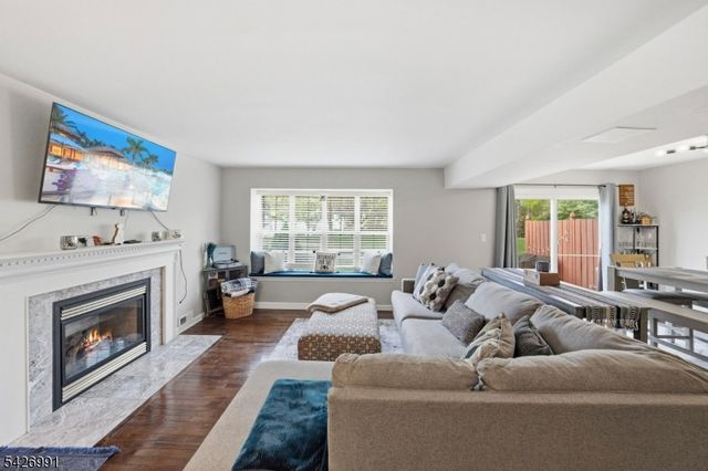 95 Almond Dr, Franklin Twp., NJ 08873