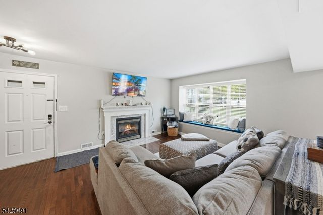 95 Almond Dr, Franklin Twp., NJ 08873