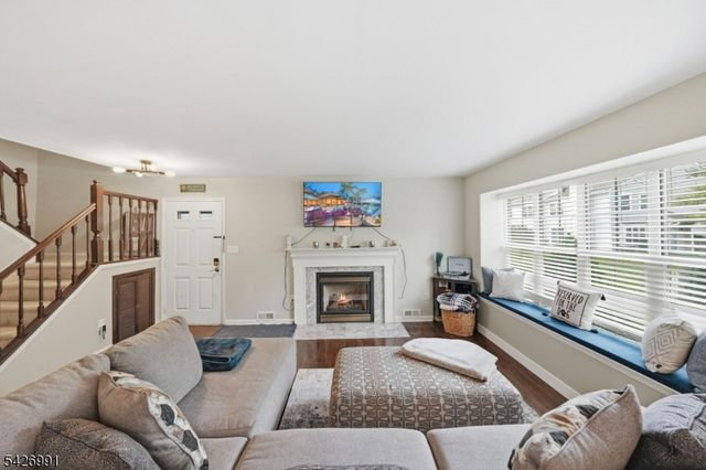95 Almond Dr, Franklin Twp., NJ 08873
