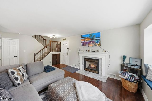95 Almond Dr, Franklin Twp., NJ 08873