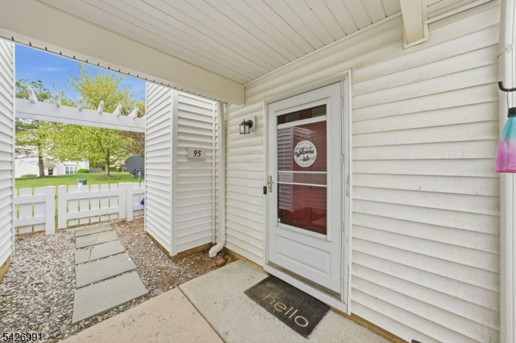 95 Almond Dr, Franklin Twp., NJ 08873