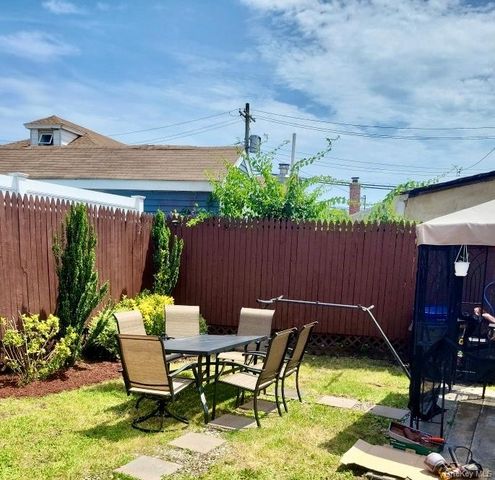 106 E 7th Road, Broad Channel, NY 11693
