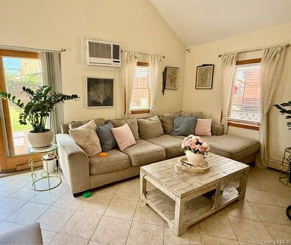 106 E 7th Road, Broad Channel, NY 11693