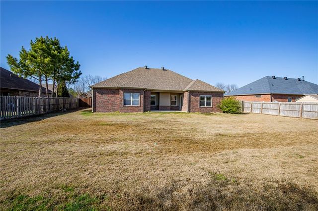 2715 W Vanike Drive, Fayetteville, AR 72704