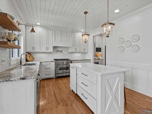 2665 Signal Point Road, Guntersville, AL 35976