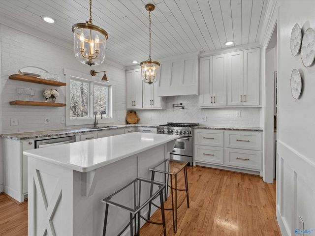 2665 Signal Point Road, Guntersville, AL 35976