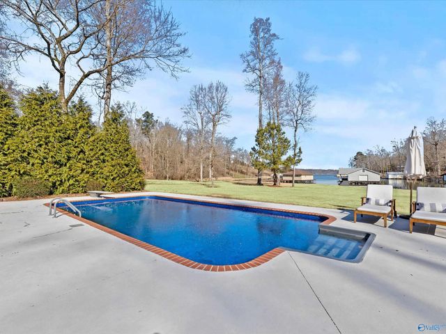 2665 Signal Point Road, Guntersville, AL 35976