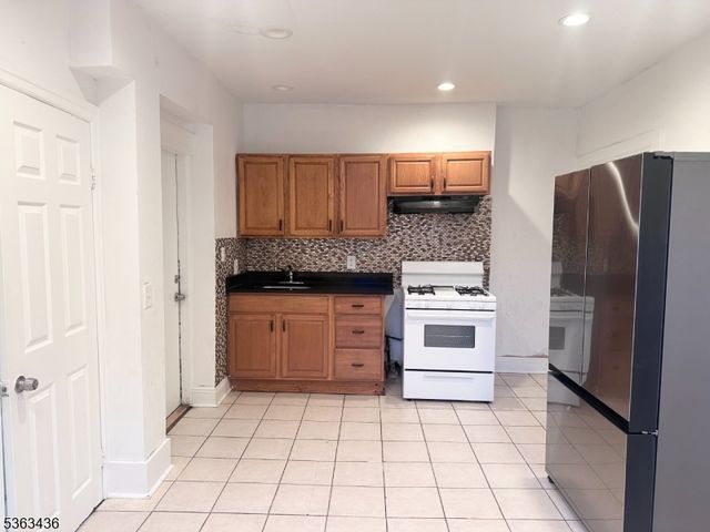 58 Prospect St, Dover Town, NJ 07801